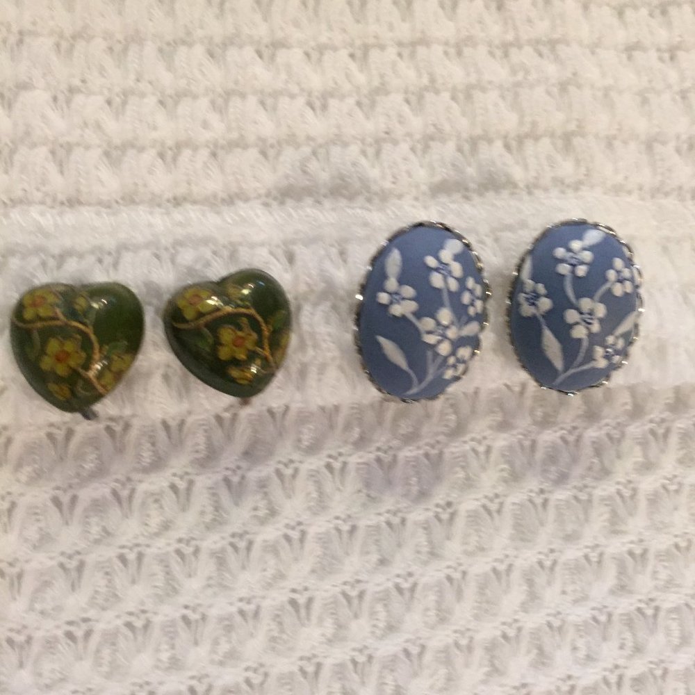 ❤️ 2 for $10 Two pairs vintage floral earrings